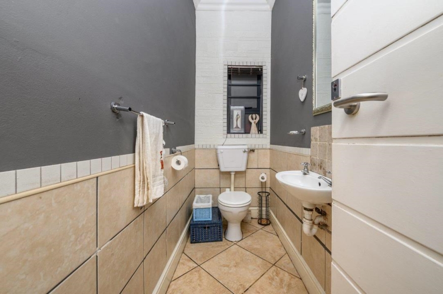 5 Bedroom Property for Sale in Van Riebeeck Hoogte Eastern Cape